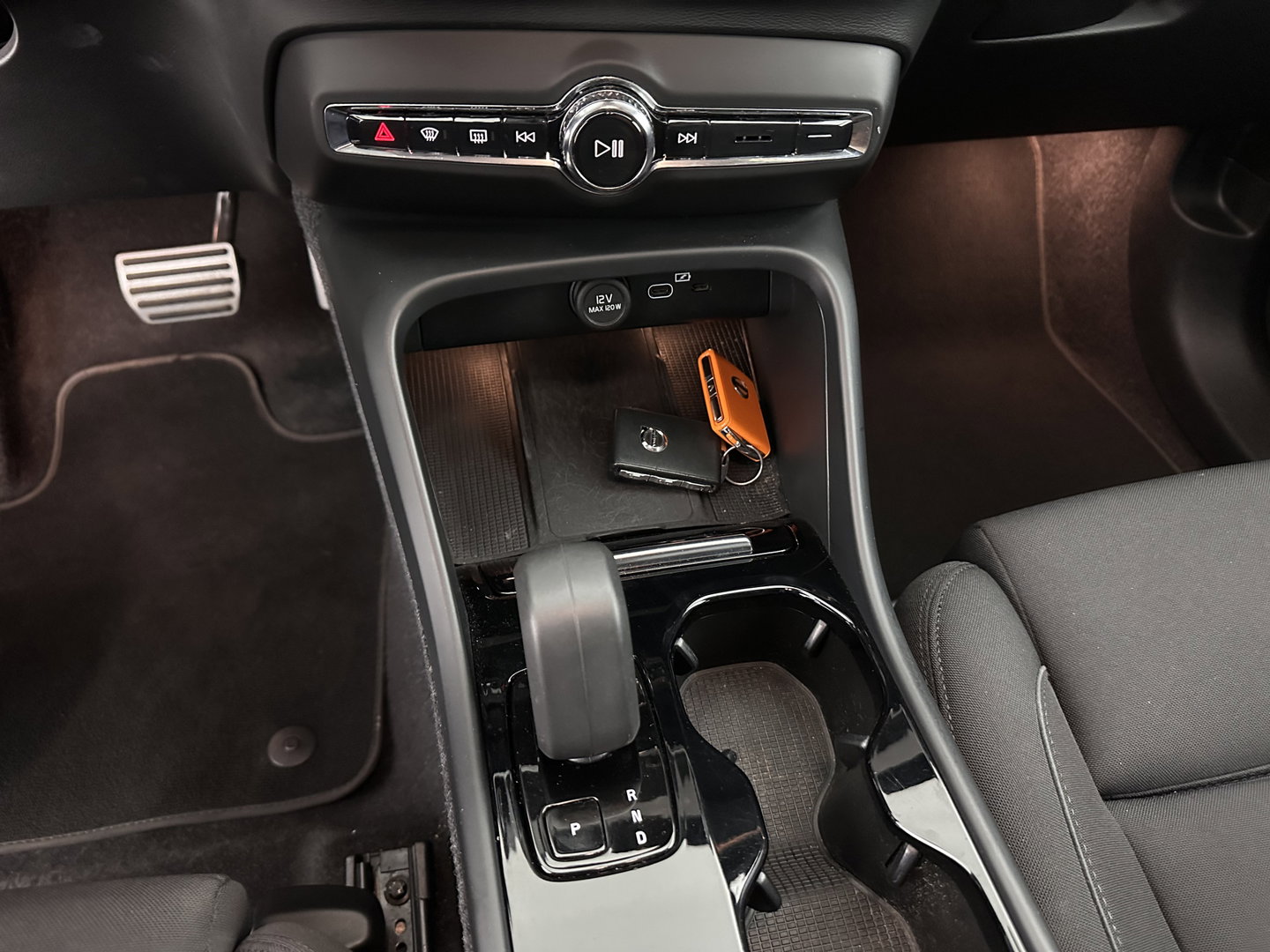 Volvo XC40 Recharge Plus [ 3-Fase ] {SOH-90%} (INCL.BTW) *ADAPTIVE-CRUISE | FULL-LED | BLINDSPOT | HEATED-SPORTSEATS | KEYLESS | DIGI-COCKPIT | CAMERA | PRIVACY-GLASS | ECC | PDC | 19''ALU | TOWBAR*
