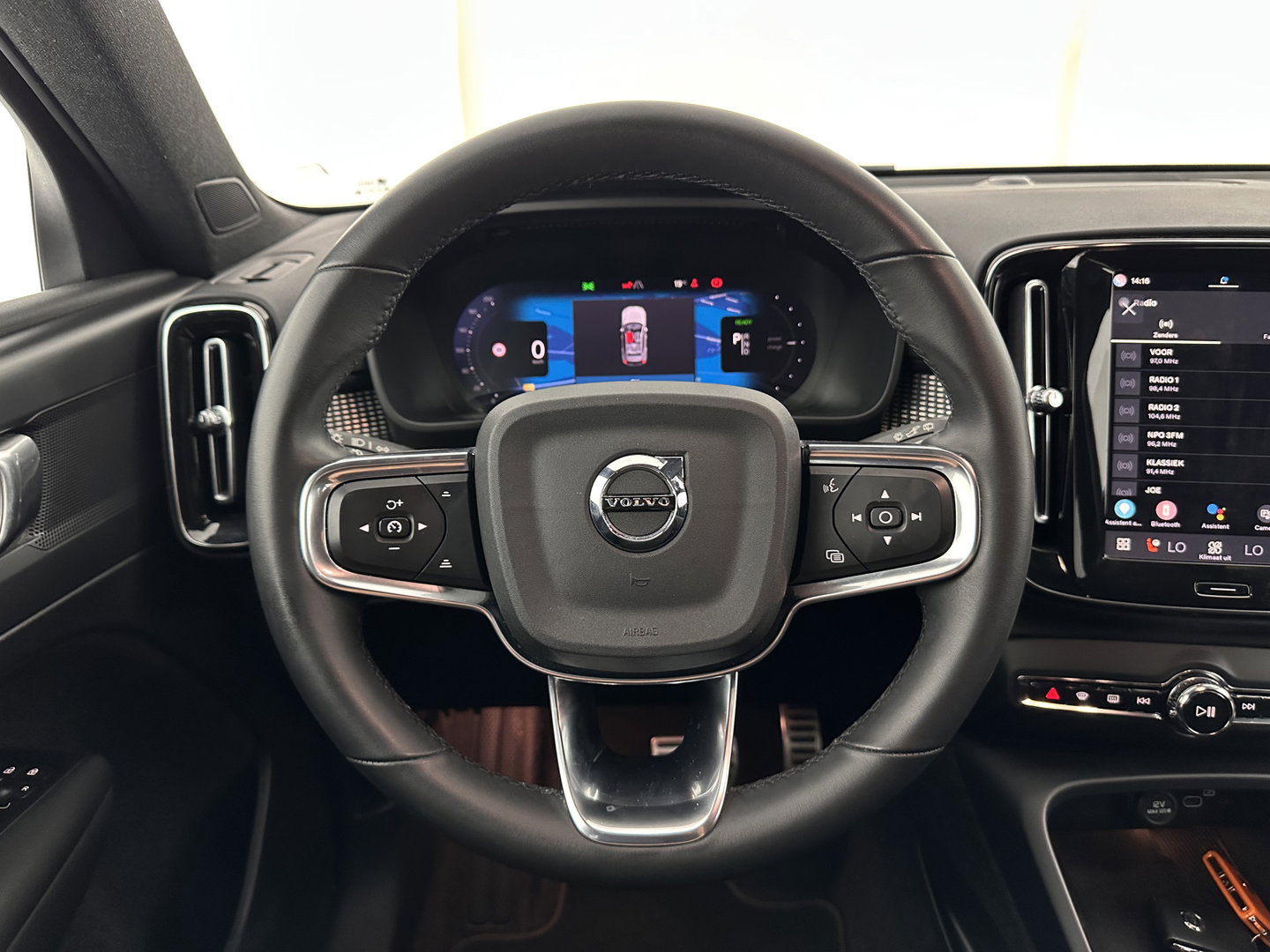 Volvo XC40 Recharge Plus [ 3-Fase ] {SOH-90%} (INCL.BTW) *ADAPTIVE-CRUISE | FULL-LED | BLINDSPOT | HEATED-SPORTSEATS | KEYLESS | DIGI-COCKPIT | CAMERA | PRIVACY-GLASS | ECC | PDC | 19''ALU | TOWBAR*