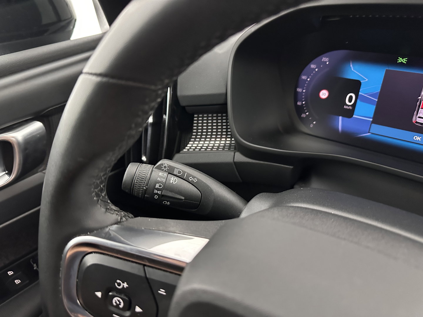 Volvo XC40 Recharge Plus [ 3-Fase ] {SOH-90%} (INCL.BTW) *ADAPTIVE-CRUISE | FULL-LED | BLINDSPOT | HEATED-SPORTSEATS | KEYLESS | DIGI-COCKPIT | CAMERA | PRIVACY-GLASS | ECC | PDC | 19''ALU | TOWBAR*