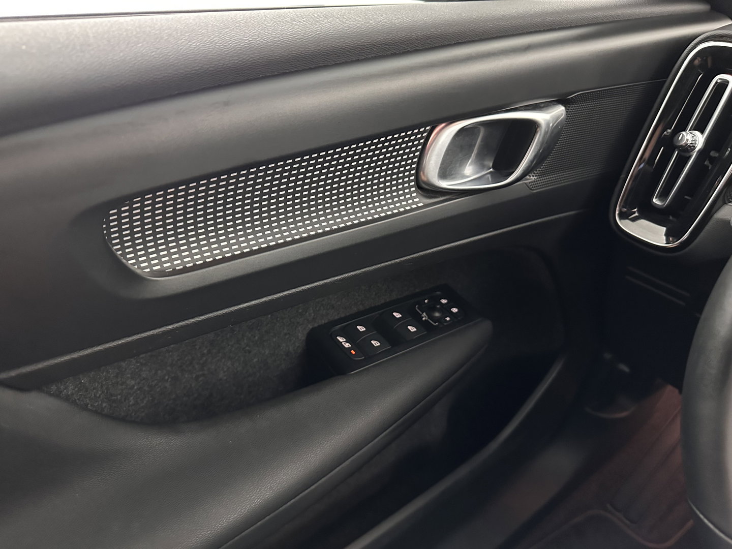 Volvo XC40 Recharge Plus [ 3-Fase ] {SOH-90%} (INCL.BTW) *ADAPTIVE-CRUISE | FULL-LED | BLINDSPOT | HEATED-SPORTSEATS | KEYLESS | DIGI-COCKPIT | CAMERA | PRIVACY-GLASS | ECC | PDC | 19''ALU | TOWBAR*