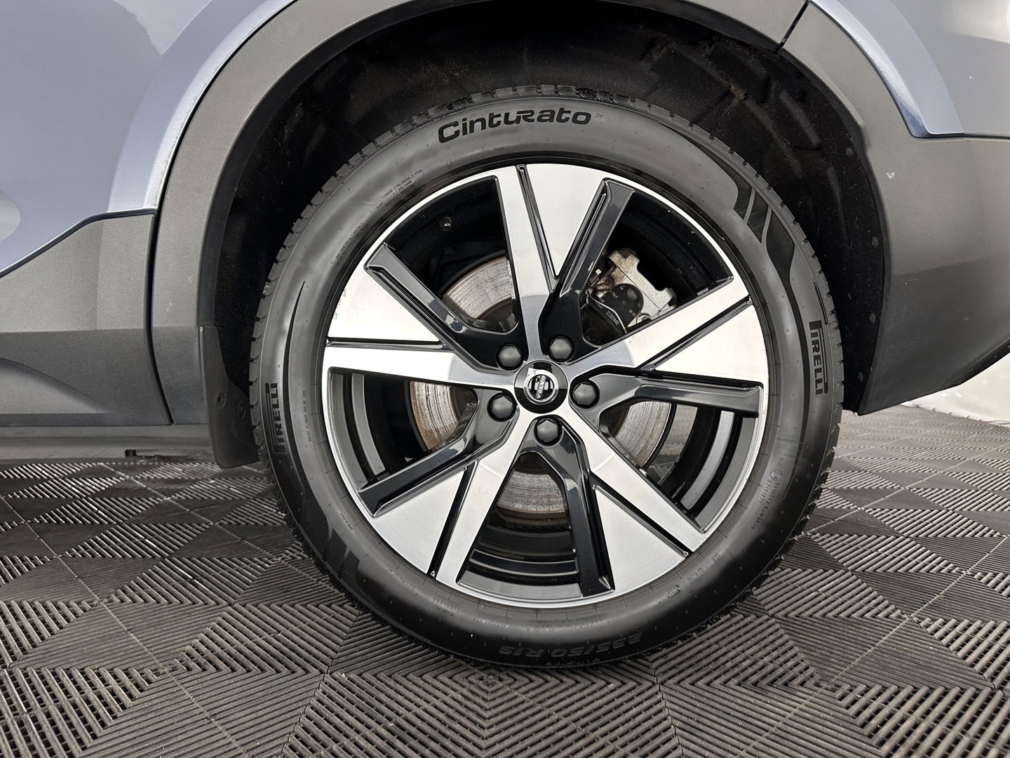 Volvo XC40 Recharge Plus [ 3-Fase ] {SOH-90%} (INCL.BTW) *ADAPTIVE-CRUISE | FULL-LED | BLINDSPOT | HEATED-SPORTSEATS | KEYLESS | DIGI-COCKPIT | CAMERA | PRIVACY-GLASS | ECC | PDC | 19''ALU | TOWBAR*