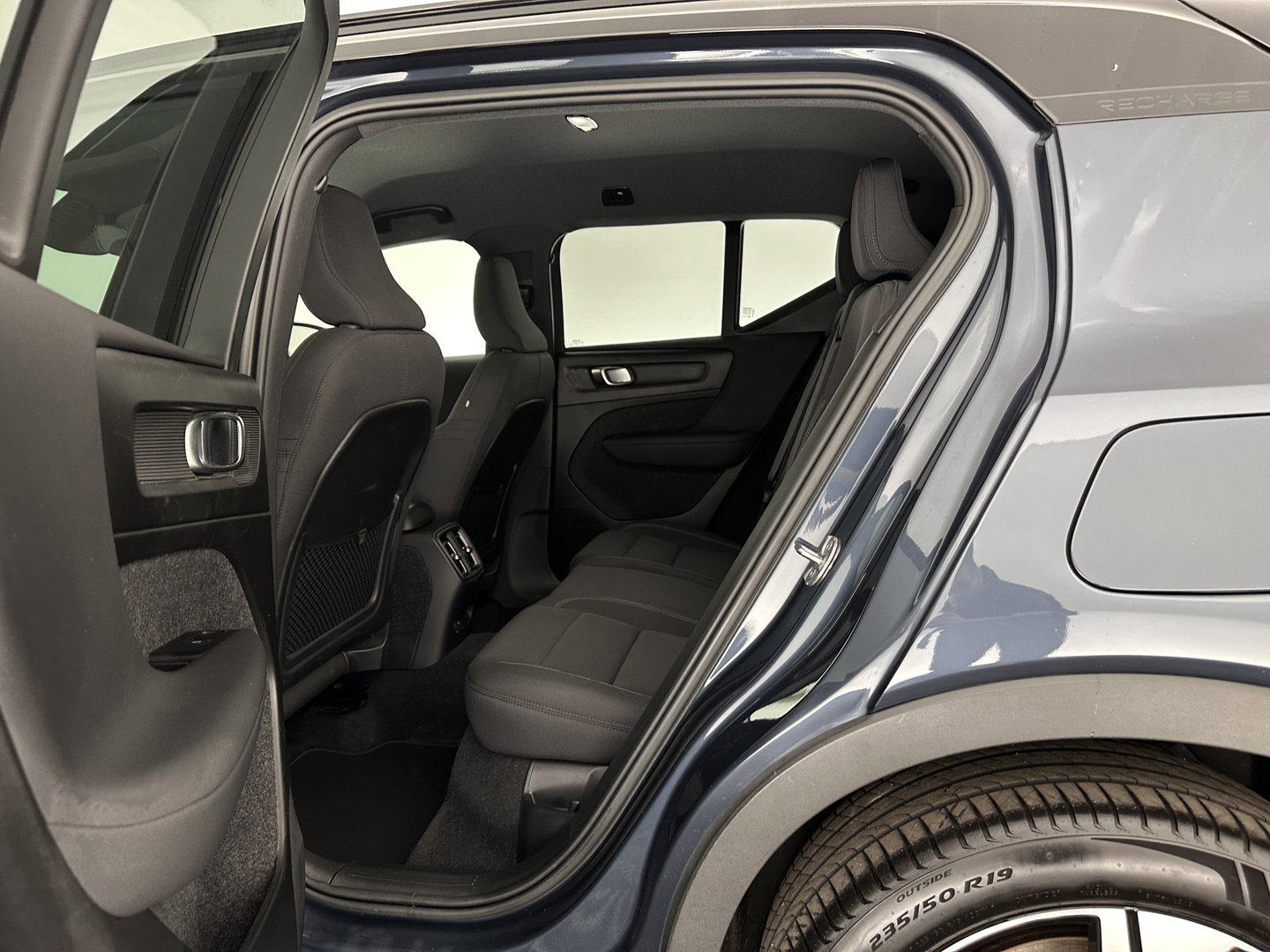 Volvo XC40 Recharge Plus [ 3-Fase ] {SOH-90%} (INCL.BTW) *ADAPTIVE-CRUISE | FULL-LED | BLINDSPOT | HEATED-SPORTSEATS | KEYLESS | DIGI-COCKPIT | CAMERA | PRIVACY-GLASS | ECC | PDC | 19''ALU | TOWBAR*