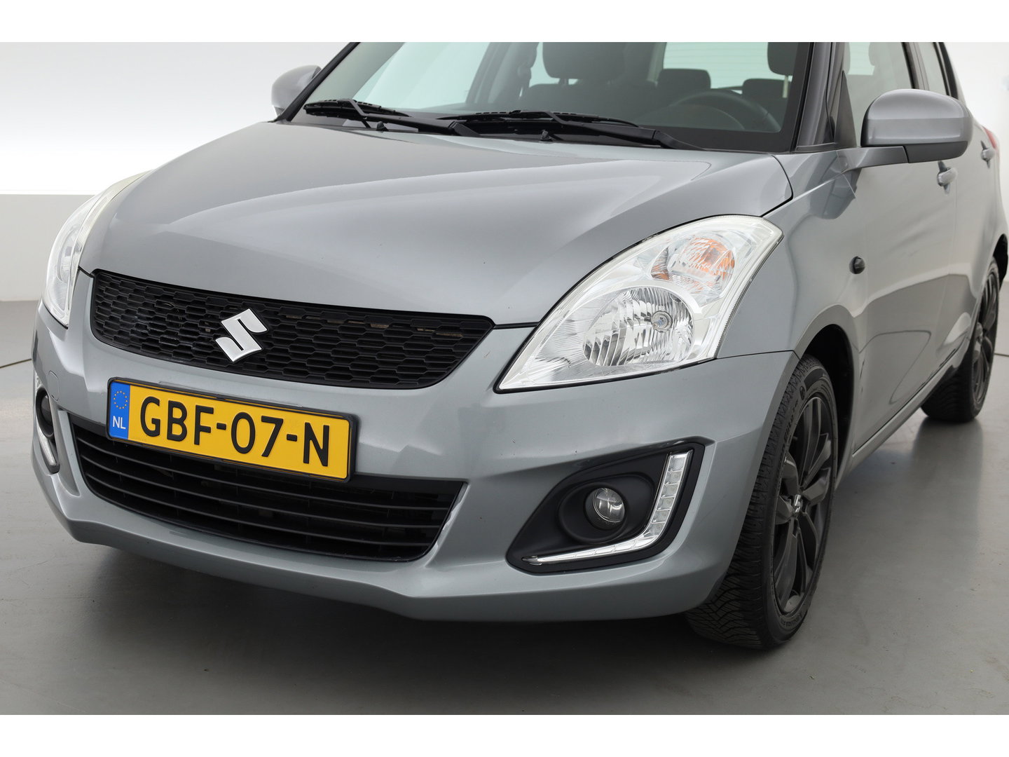 Suzuki Swift 1.2 94PK Bandit EASSS | Rijklaar! | Trekhaak | Cruise | 4-cilinder | Airco | 5-deurs | All-Seasons V