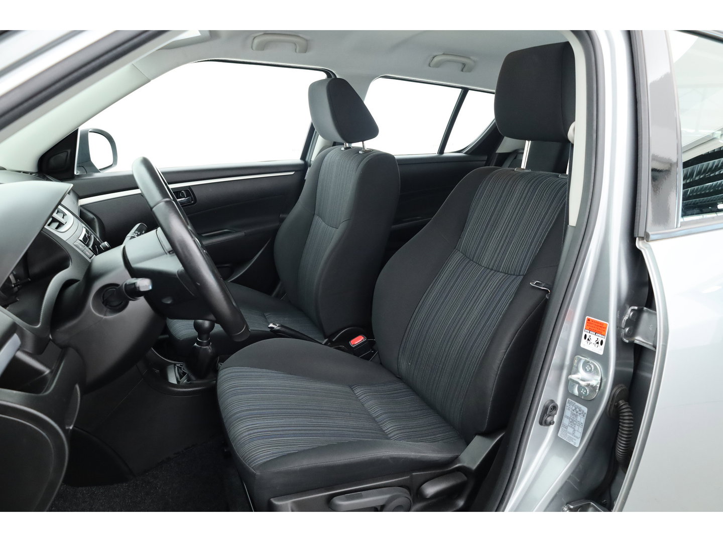Suzuki Swift 1.2 94PK Bandit EASSS | Rijklaar! | Trekhaak | Cruise | 4-cilinder | Airco | 5-deurs | All-Seasons V