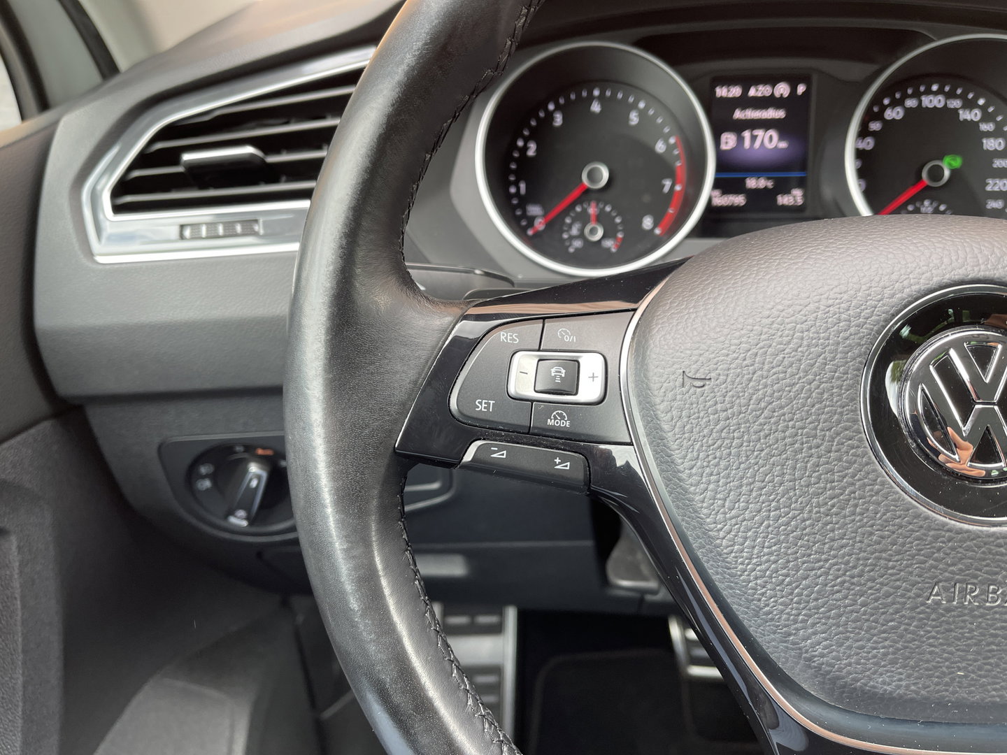 Volkswagen Tiguan 1.4 TSI ACT Comfortline Business R | Apple Carplay | Android Auto | Lane Assist | Park Assist | Achteruitrijcamera | Trekhaak |