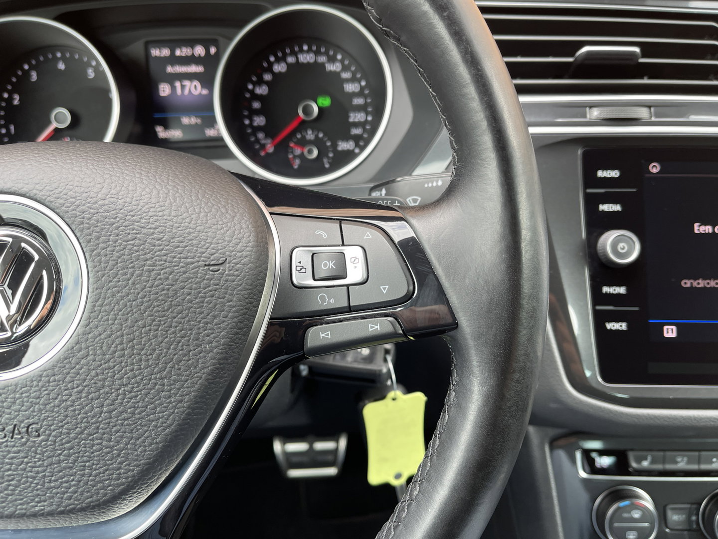 Volkswagen Tiguan 1.4 TSI ACT Comfortline Business R | Apple Carplay | Android Auto | Lane Assist | Park Assist | Achteruitrijcamera | Trekhaak |