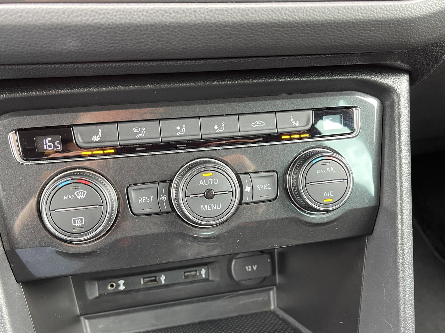 Volkswagen Tiguan 1.4 TSI ACT Comfortline Business R | Apple Carplay | Android Auto | Lane Assist | Park Assist | Achteruitrijcamera | Trekhaak |