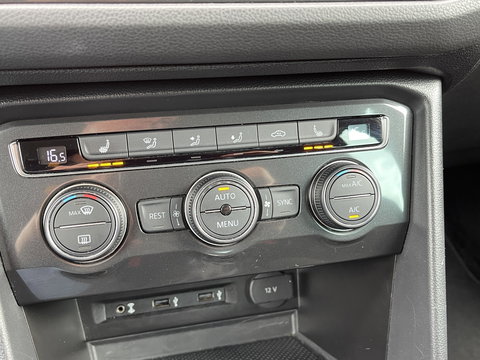 Volkswagen Tiguan 1.4 TSI ACT Comfortline Business R | Apple Carplay | Android Auto | Lane Assist | Park Assist | Achteruitrijcamera | Trekhaak |