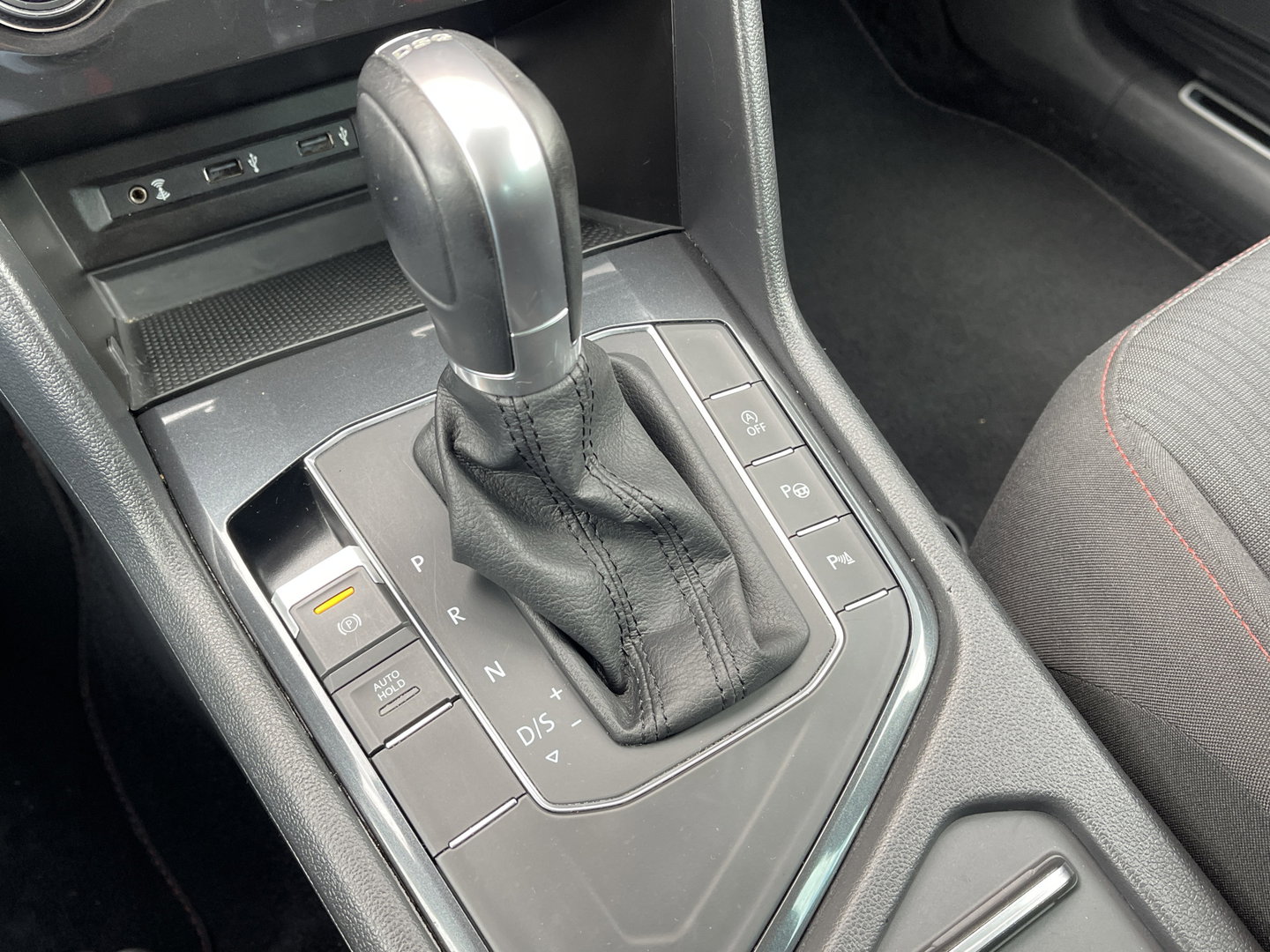 Volkswagen Tiguan 1.4 TSI ACT Comfortline Business R | Apple Carplay | Android Auto | Lane Assist | Park Assist | Achteruitrijcamera | Trekhaak |