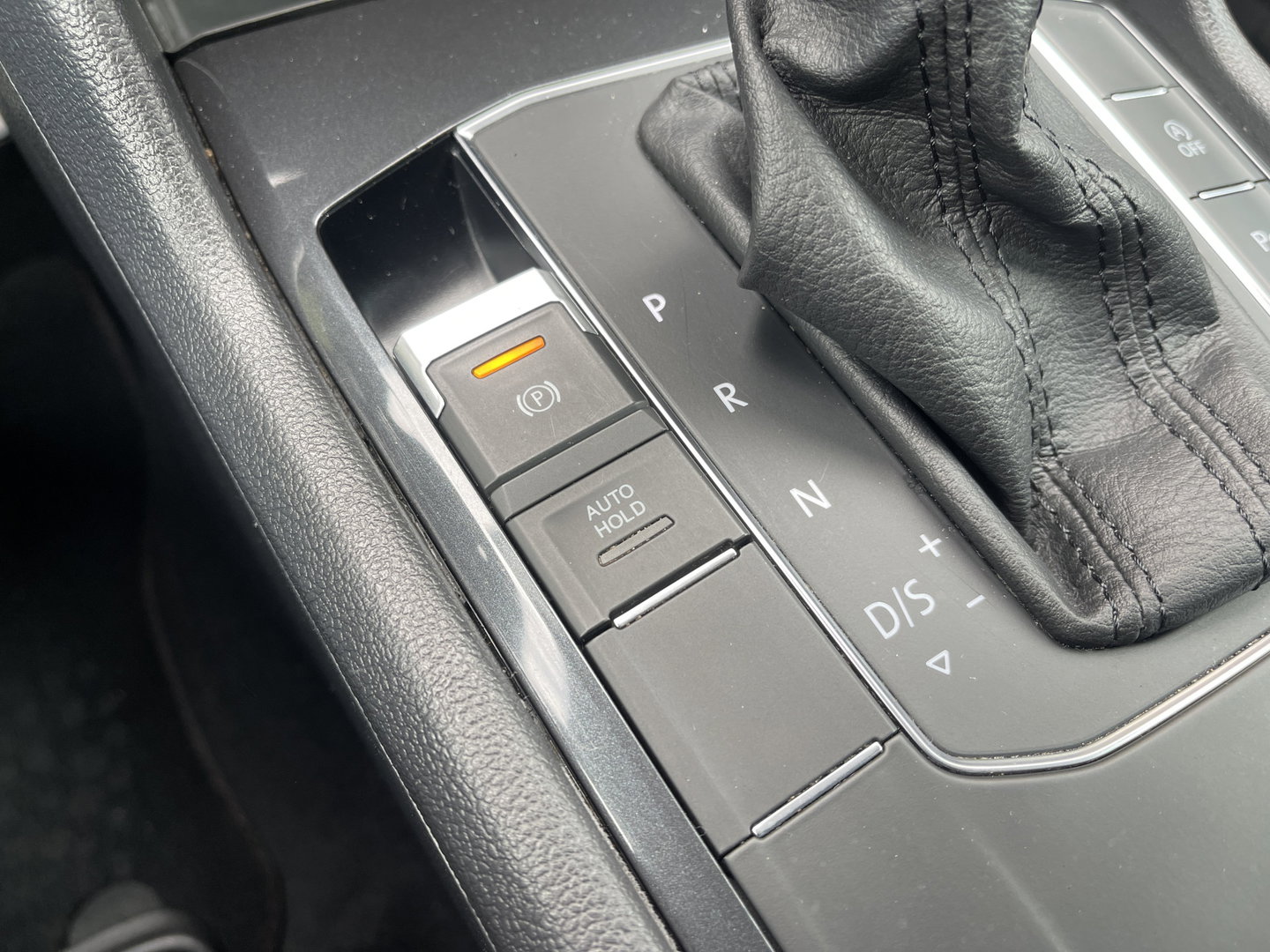 Volkswagen Tiguan 1.4 TSI ACT Comfortline Business R | Apple Carplay | Android Auto | Lane Assist | Park Assist | Achteruitrijcamera | Trekhaak |