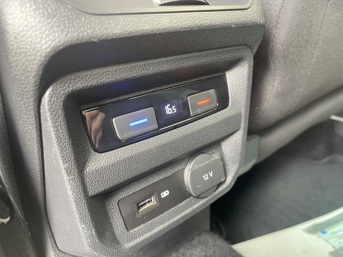 Volkswagen Tiguan 1.4 TSI ACT Comfortline Business R | Apple Carplay | Android Auto | Lane Assist | Park Assist | Achteruitrijcamera | Trekhaak |