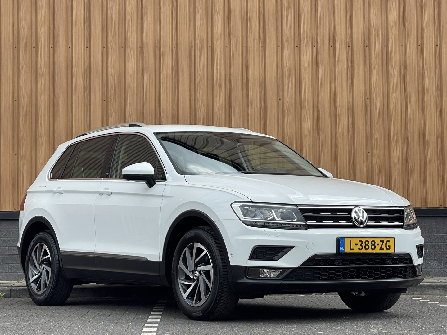 Volkswagen Tiguan 1.4 TSI ACT Comfortline Business R | Apple Carplay | Android Auto | Lane Assist | Park Assist | Achteruitrijcamera | Trekhaak |