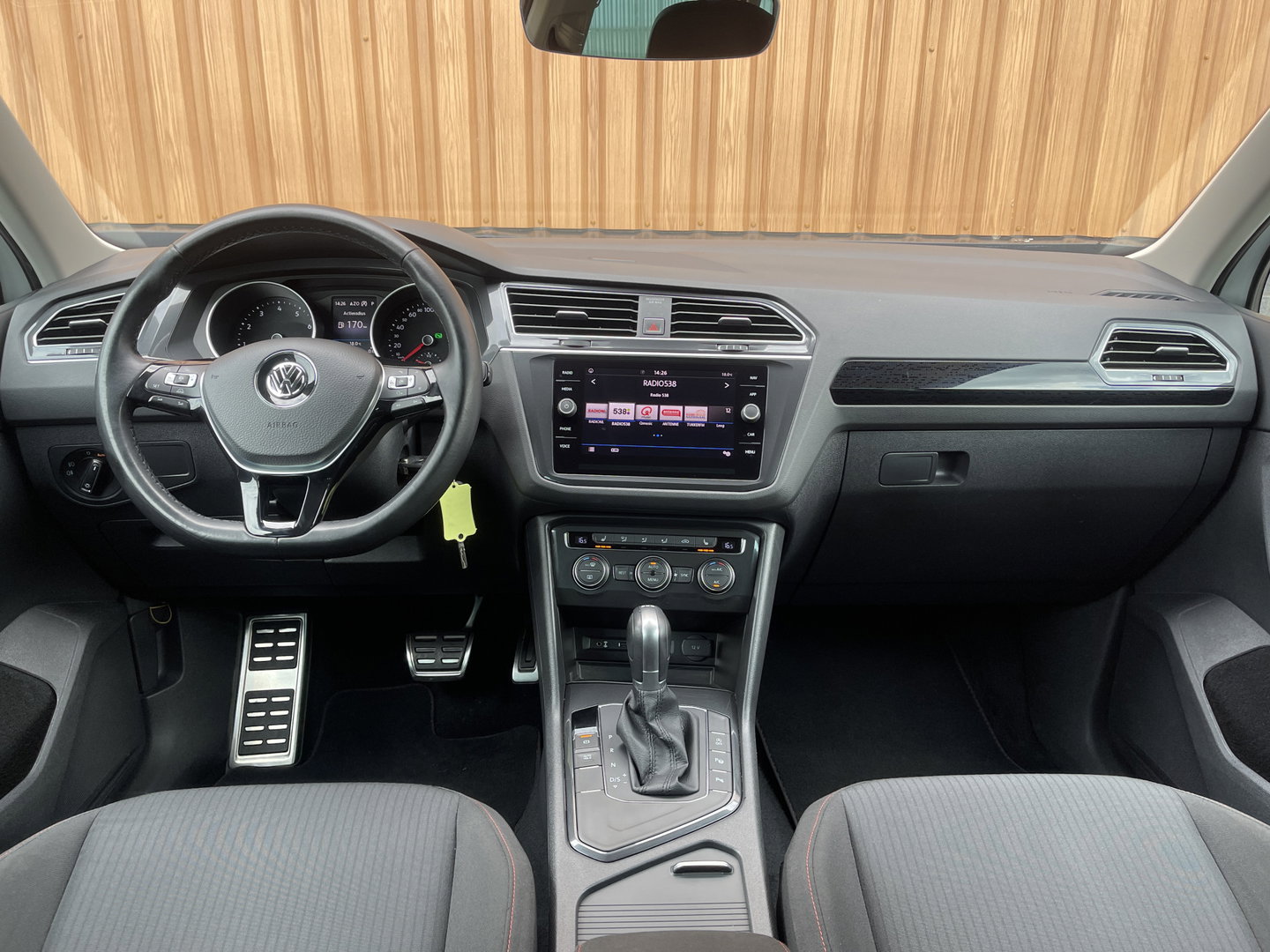 Volkswagen Tiguan 1.4 TSI ACT Comfortline Business R | Apple Carplay | Android Auto | Lane Assist | Park Assist | Achteruitrijcamera | Trekhaak |