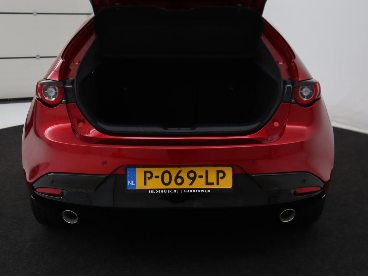 Mazda 3 2.0 e-SkyActiv-X M Hybrid 186 Comfort | Stoelverwarming | Head-Up | Adaptive cruise | Carplay | Camera | Full LED | Navigatie | Climate control | Stuurverwarming | Side Assist