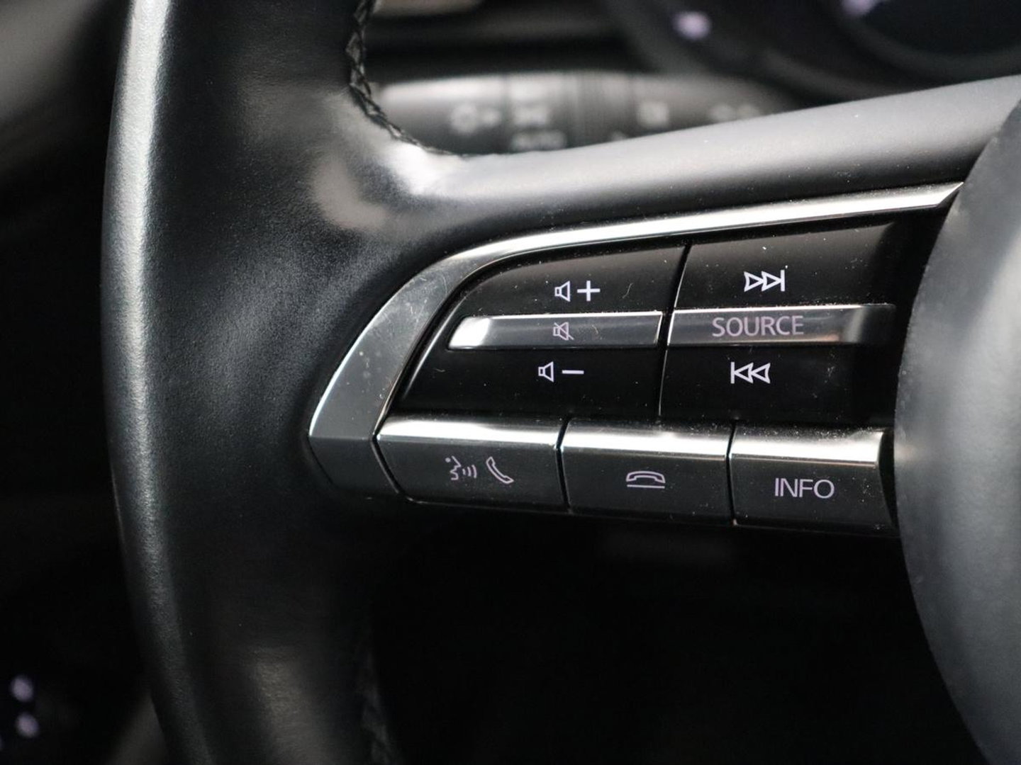 Mazda 3 2.0 e-SkyActiv-X M Hybrid 186 Comfort | Stoelverwarming | Head-Up | Adaptive cruise | Carplay | Camera | Full LED | Navigatie | Climate control | Stuurverwarming | Side Assist