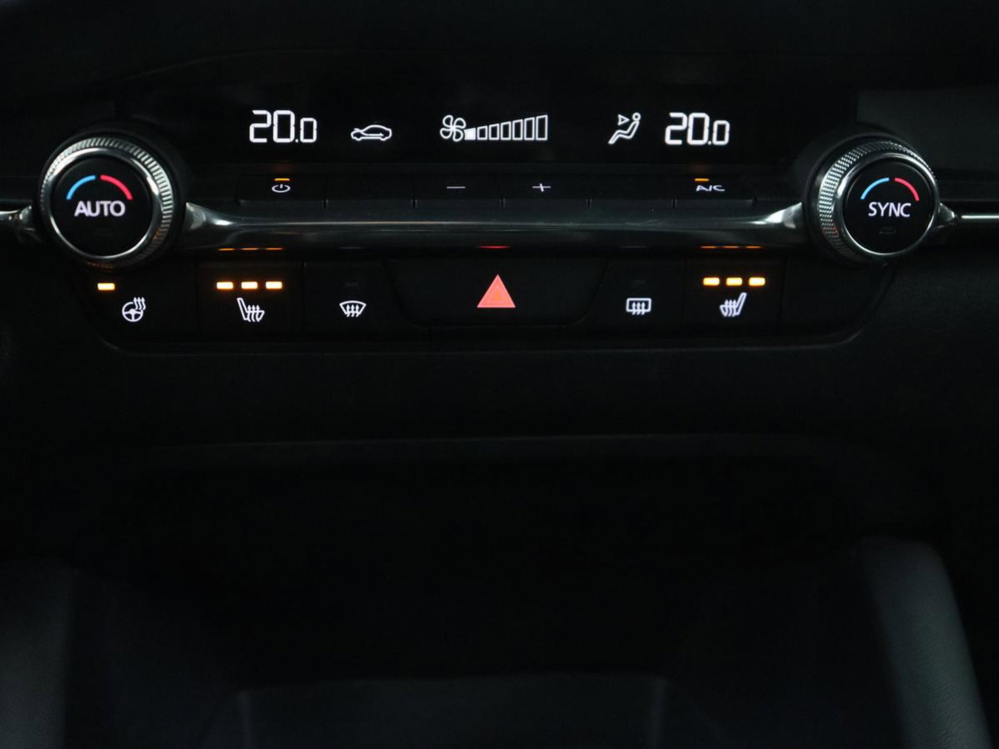 Mazda 3 2.0 e-SkyActiv-X M Hybrid 186 Comfort | Stoelverwarming | Head-Up | Adaptive cruise | Carplay | Camera | Full LED | Navigatie | Climate control | Stuurverwarming | Side Assist