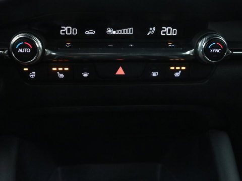 Mazda 3 2.0 e-SkyActiv-X M Hybrid 186 Comfort | Stoelverwarming | Head-Up | Adaptive cruise | Carplay | Camera | Full LED | Navigatie | Climate control | Stuurverwarming | Side Assist