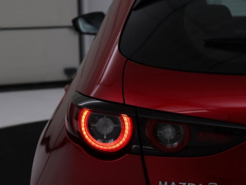 Mazda 3 2.0 e-SkyActiv-X M Hybrid 186 Comfort | Stoelverwarming | Head-Up | Adaptive cruise | Carplay | Camera | Full LED | Navigatie | Climate control | Stuurverwarming | Side Assist
