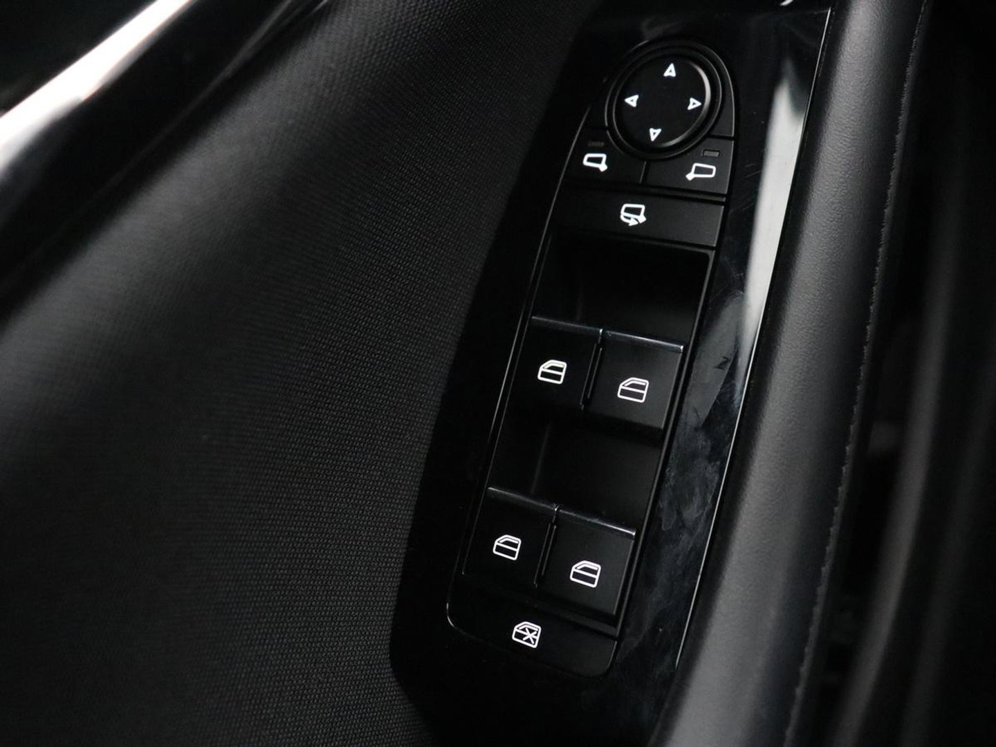 Mazda 3 2.0 e-SkyActiv-X M Hybrid 186 Comfort | Stoelverwarming | Head-Up | Adaptive cruise | Carplay | Camera | Full LED | Navigatie | Climate control | Stuurverwarming | Side Assist