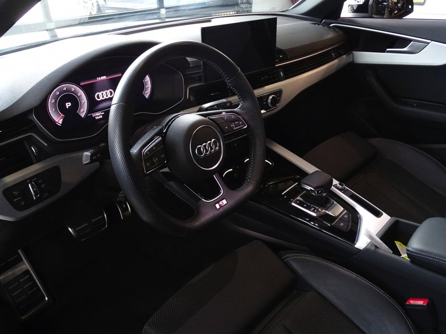 Audi A4 Avant 35 TFSI 150PK automaat / S-line / LED / Facelift *NAP*