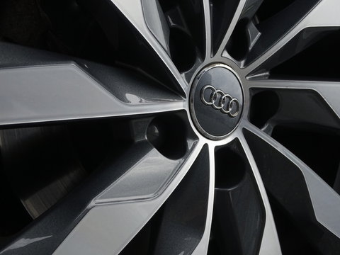 Audi A4 Avant 35 TFSI 150PK automaat / S-line / LED / Facelift *NAP*
