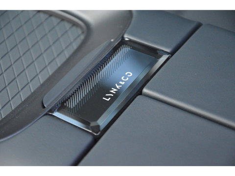 Lynk & Co 08 More | 200km elektrisch rijbereik | Massage | Panoramadak | 360° Camera | Apple CarPlay |