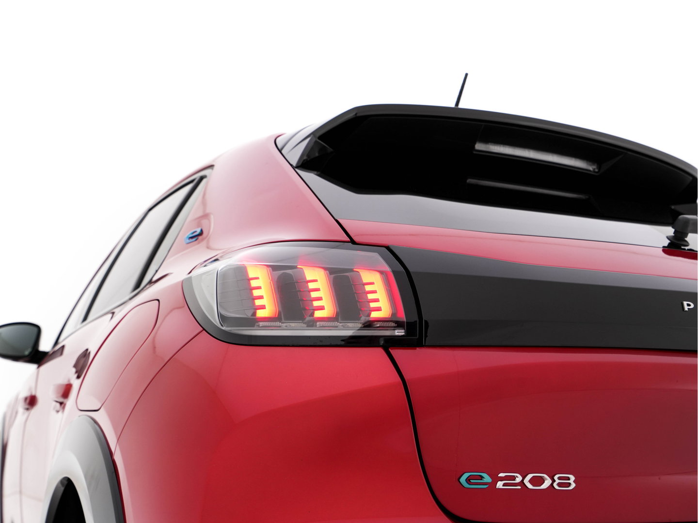 Peugeot e-208 EV GT Pack 50 kWh [ 3-Fase-11kW ] {SOH-88%] (INCL-BTW) *HEATPUMP | FULL-LED | DIGI-COCKPIT | BLINDSPOT | CAMERA | LEATHER-ALCANTARA | AMBIENTLIGHT | NAVI-FULLMAP | LANE-ASSIST | KEYLESS | DAB | CCS-FASTLOADER | HEATED-SPORTSEATS | PRIV