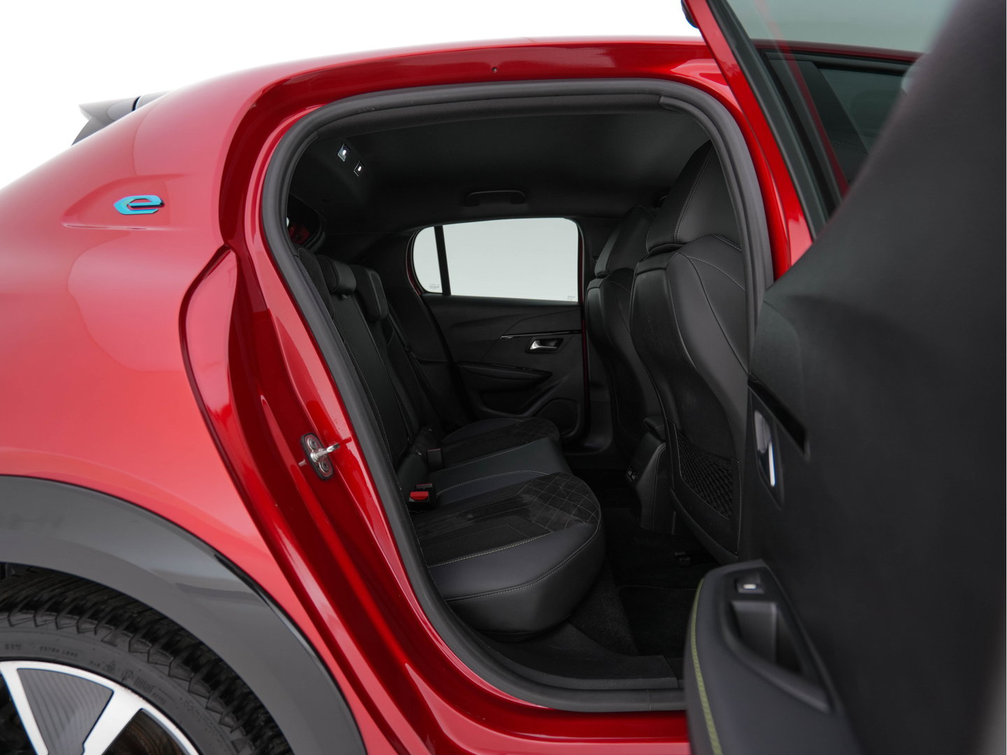 Peugeot e-208 EV GT Pack 50 kWh [ 3-Fase-11kW ] {SOH-88%] (INCL-BTW) *HEATPUMP | FULL-LED | DIGI-COCKPIT | BLINDSPOT | CAMERA | LEATHER-ALCANTARA | AMBIENTLIGHT | NAVI-FULLMAP | LANE-ASSIST | KEYLESS | DAB | CCS-FASTLOADER | HEATED-SPORTSEATS | PRIV