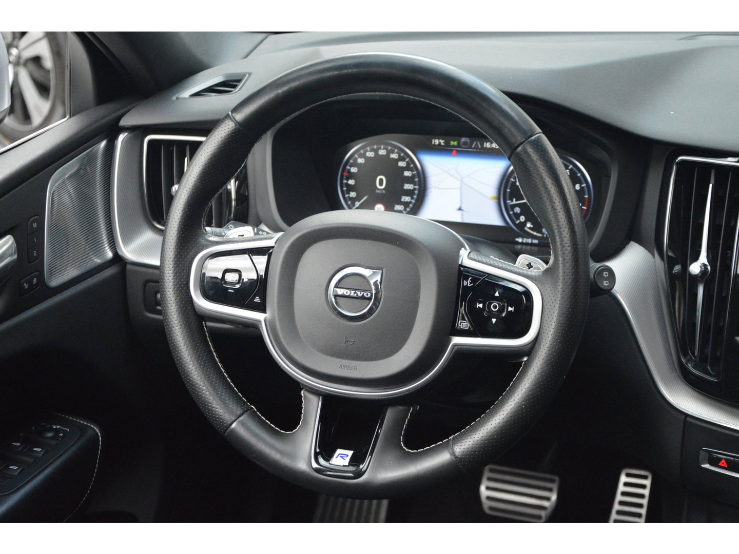 Volvo XC60 T5 R-Design | Bowers & Wilkins | Panoramadak | Trekhaak | Stoel + Stuur Verwarmd | Camera | Dealer Onderhouden |
