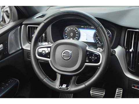 Volvo XC60 T5 R-Design | Bowers & Wilkins | Panoramadak | Trekhaak | Stoel + Stuur Verwarmd | Camera | Dealer Onderhouden |