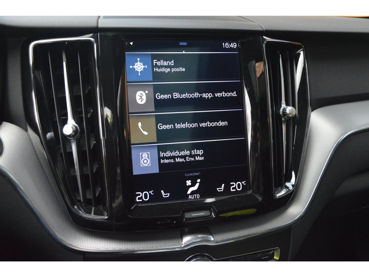 Volvo XC60 T5 R-Design | Bowers & Wilkins | Panoramadak | Trekhaak | Stoel + Stuur Verwarmd | Camera | Dealer Onderhouden |