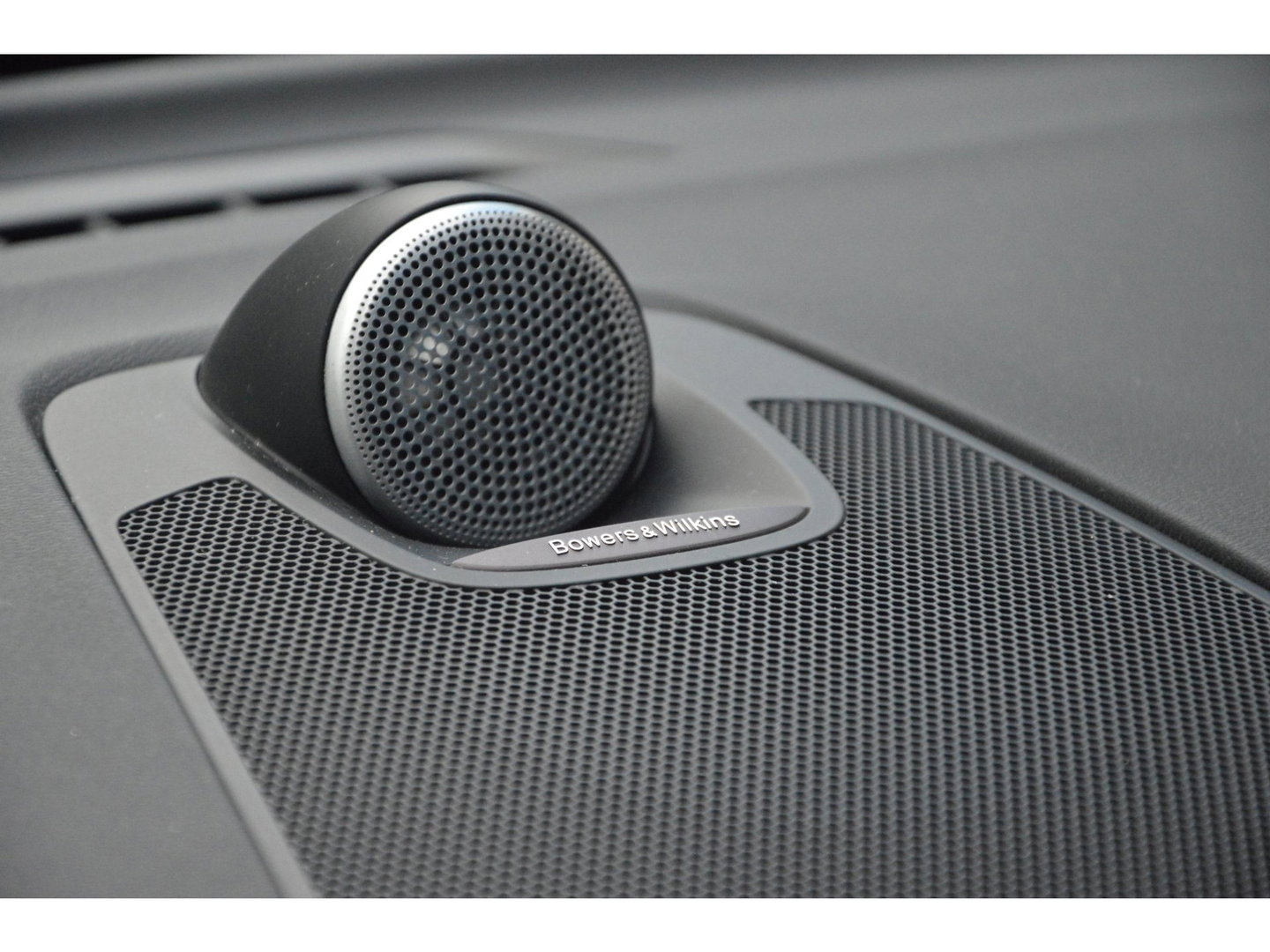 Volvo XC60 T5 R-Design | Bowers & Wilkins | Panoramadak | Trekhaak | Stoel + Stuur Verwarmd | Camera | Dealer Onderhouden |