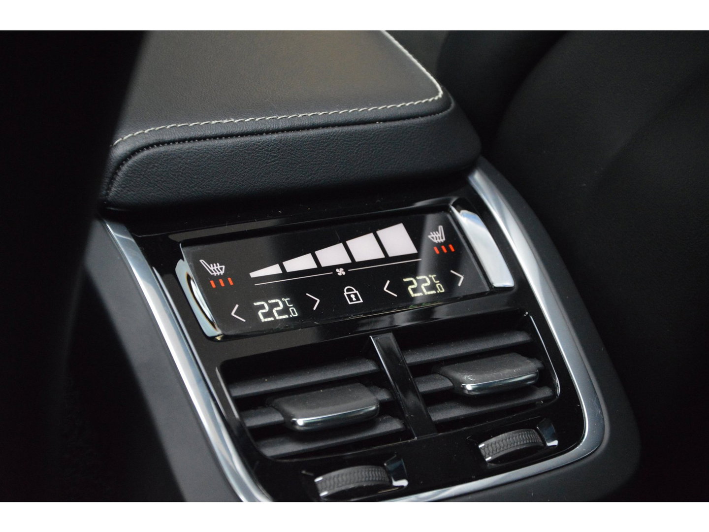 Volvo XC60 T5 R-Design | Bowers & Wilkins | Panoramadak | Trekhaak | Stoel + Stuur Verwarmd | Camera | Dealer Onderhouden |