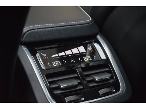 Volvo XC60 T5 R-Design | Bowers & Wilkins | Panoramadak | Trekhaak | Stoel + Stuur Verwarmd | Camera | Dealer Onderhouden |