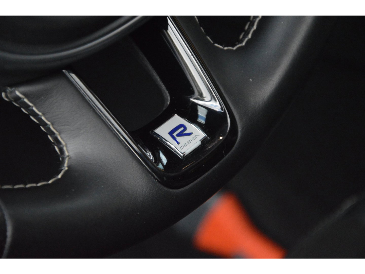 Volvo XC60 T5 R-Design | Bowers & Wilkins | Panoramadak | Trekhaak | Stoel + Stuur Verwarmd | Camera | Dealer Onderhouden |