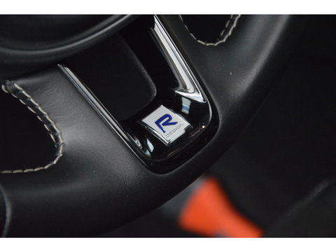 Volvo XC60 T5 R-Design | Bowers & Wilkins | Panoramadak | Trekhaak | Stoel + Stuur Verwarmd | Camera | Dealer Onderhouden |