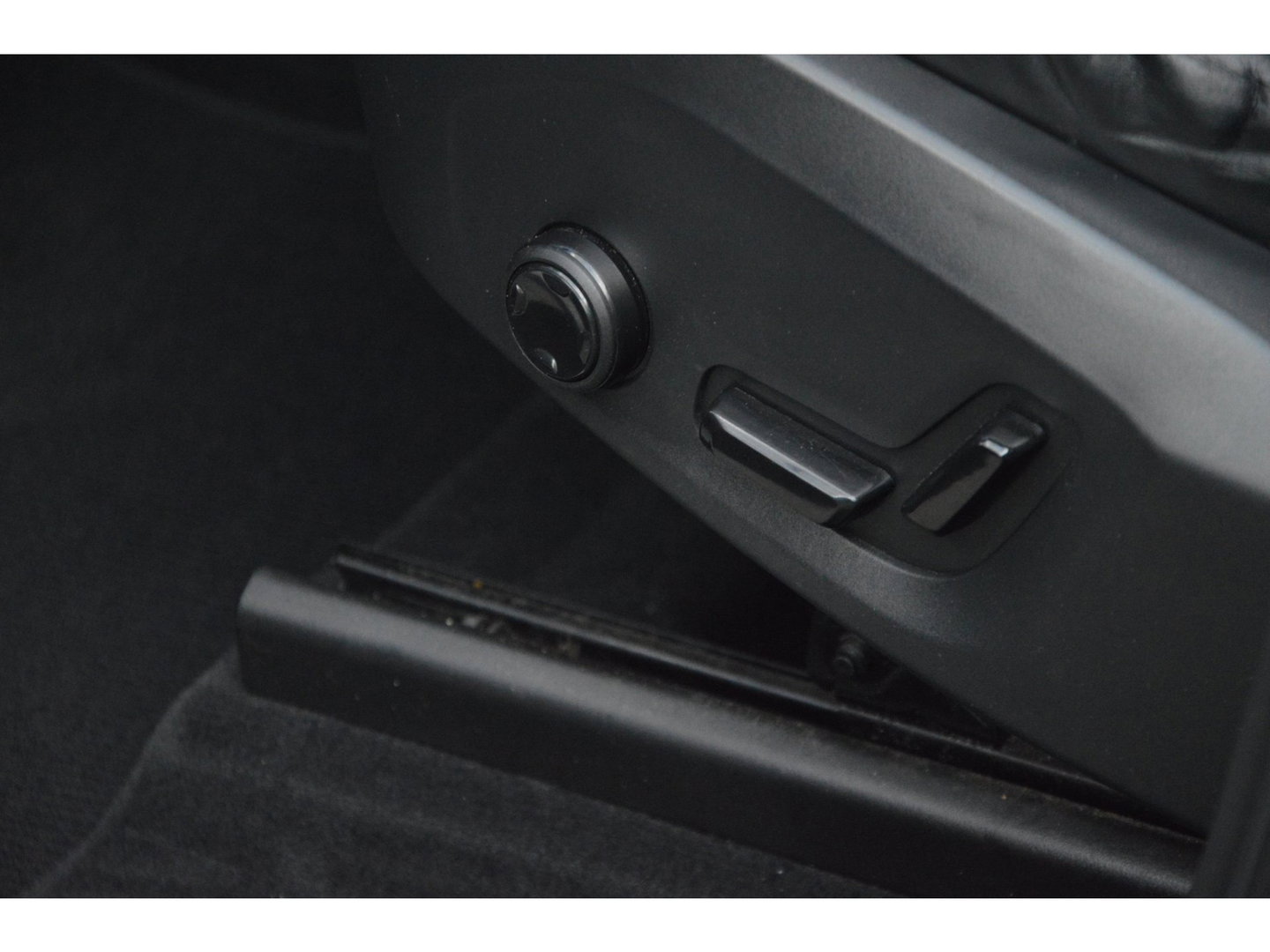 Volvo XC60 T5 R-Design | Bowers & Wilkins | Panoramadak | Trekhaak | Stoel + Stuur Verwarmd | Camera | Dealer Onderhouden |