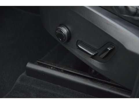Volvo XC60 T5 R-Design | Bowers & Wilkins | Panoramadak | Trekhaak | Stoel + Stuur Verwarmd | Camera | Dealer Onderhouden |