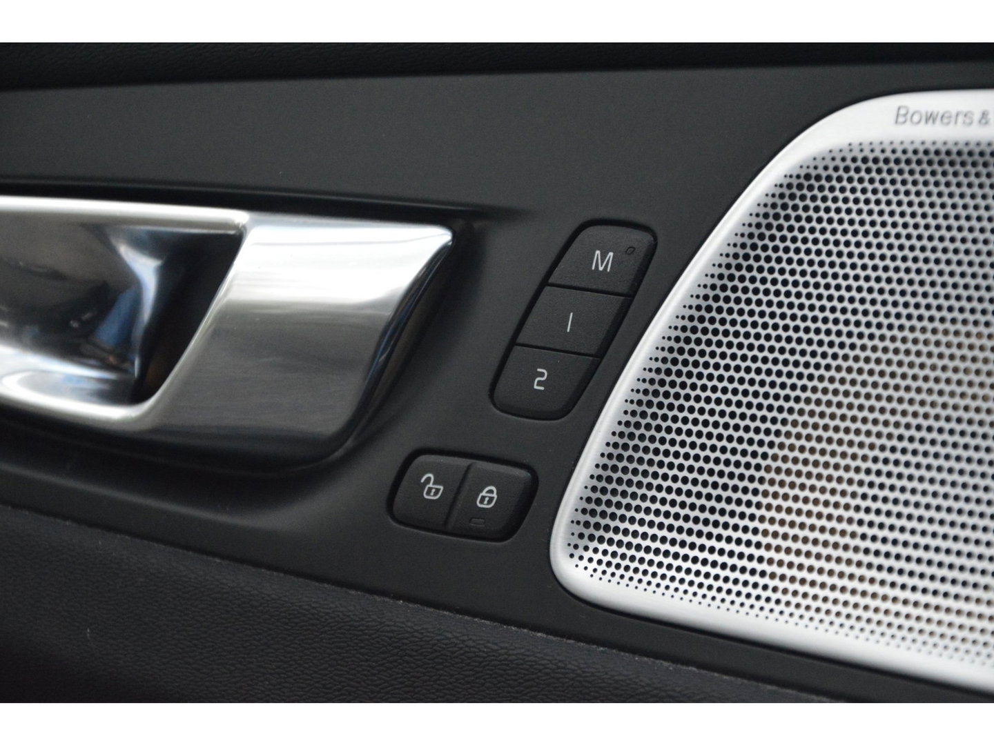 Volvo XC60 T5 R-Design | Bowers & Wilkins | Panoramadak | Trekhaak | Stoel + Stuur Verwarmd | Camera | Dealer Onderhouden |