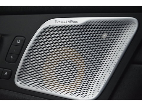 Volvo XC60 T5 R-Design | Bowers & Wilkins | Panoramadak | Trekhaak | Stoel + Stuur Verwarmd | Camera | Dealer Onderhouden |