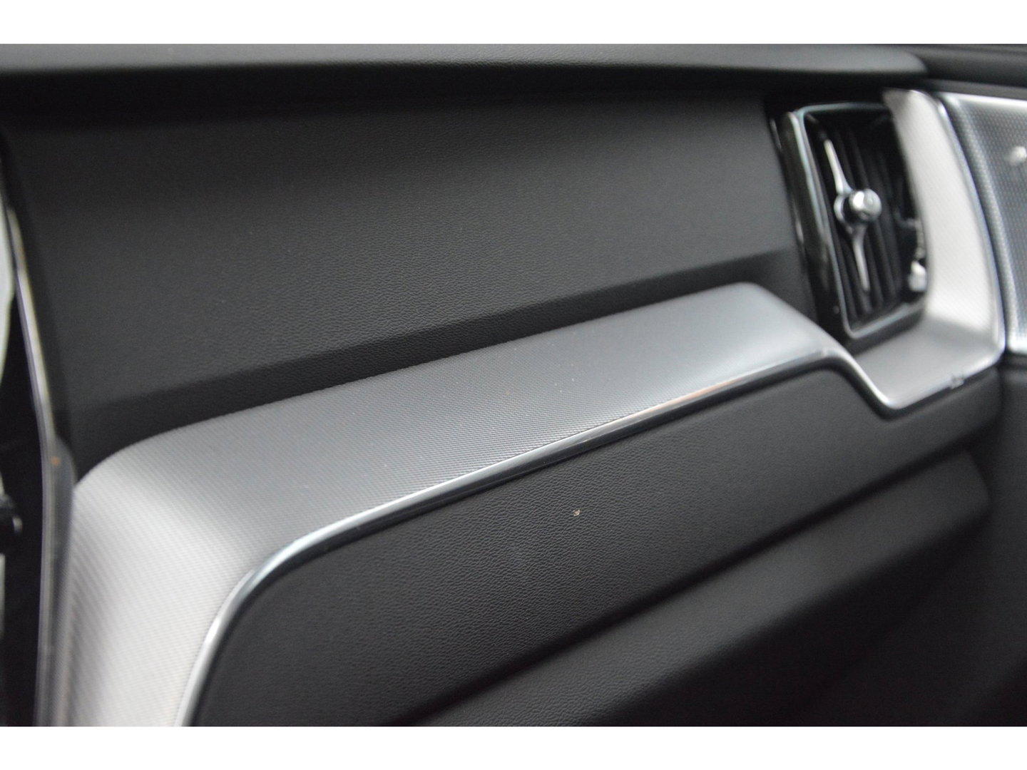 Volvo XC60 T5 R-Design | Bowers & Wilkins | Panoramadak | Trekhaak | Stoel + Stuur Verwarmd | Camera | Dealer Onderhouden |