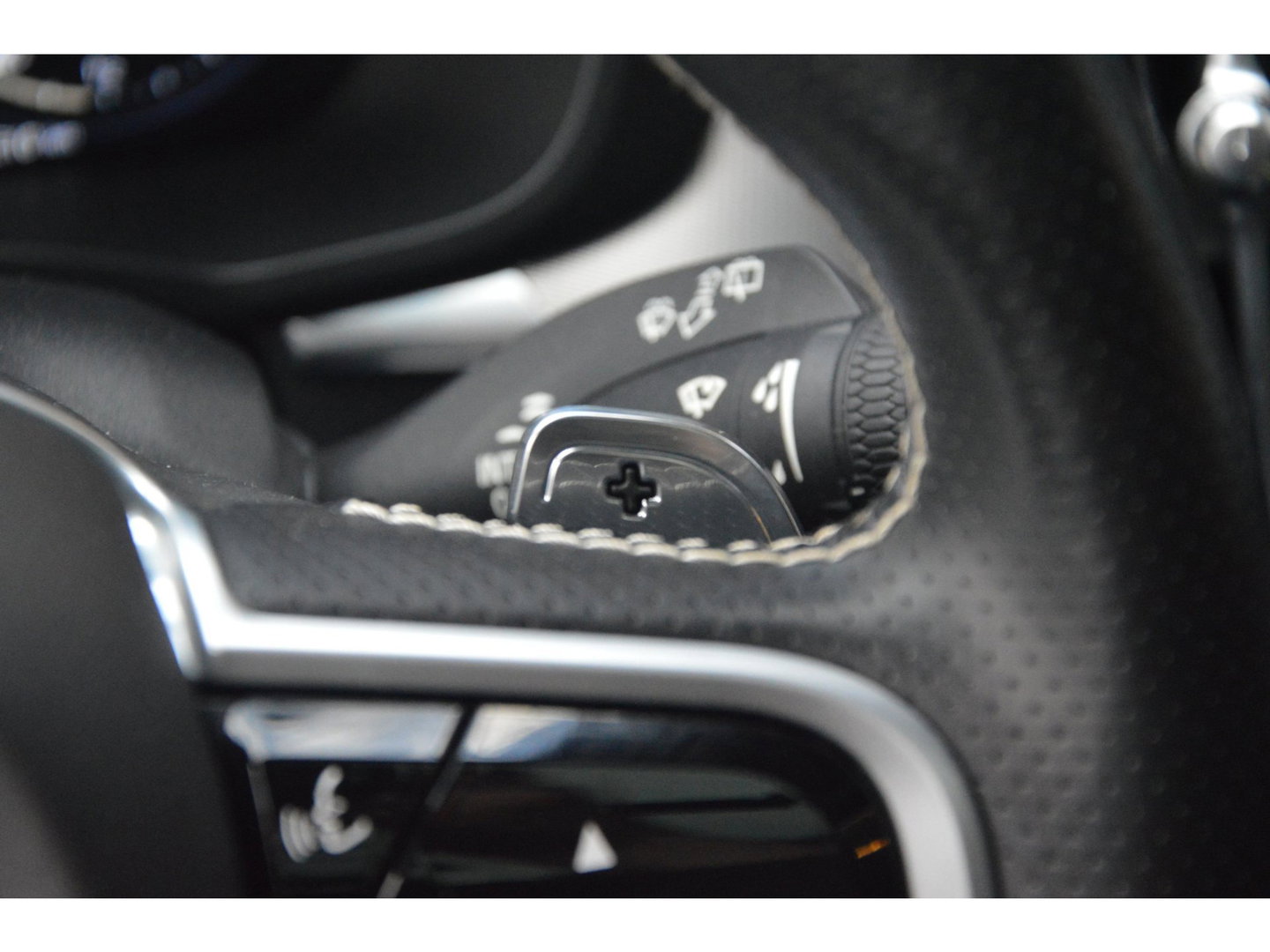 Volvo XC60 T5 R-Design | Bowers & Wilkins | Panoramadak | Trekhaak | Stoel + Stuur Verwarmd | Camera | Dealer Onderhouden |