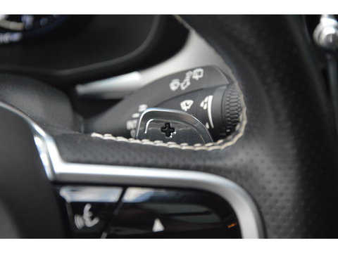 Volvo XC60 T5 R-Design | Bowers & Wilkins | Panoramadak | Trekhaak | Stoel + Stuur Verwarmd | Camera | Dealer Onderhouden |