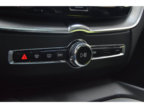 Volvo XC60 T5 R-Design | Bowers & Wilkins | Panoramadak | Trekhaak | Stoel + Stuur Verwarmd | Camera | Dealer Onderhouden |