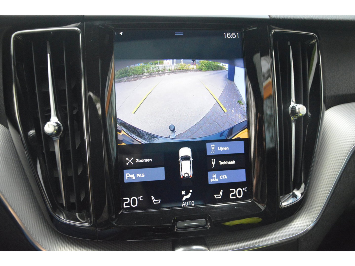 Volvo XC60 T5 R-Design | Bowers & Wilkins | Panoramadak | Trekhaak | Stoel + Stuur Verwarmd | Camera | Dealer Onderhouden |