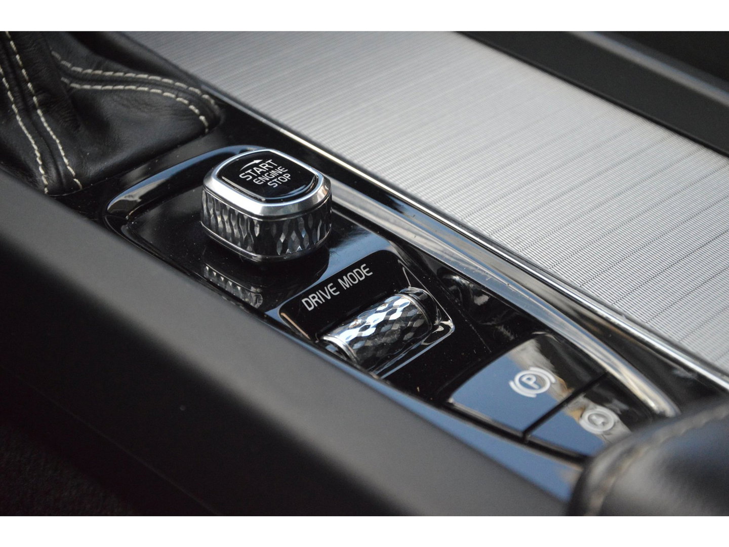 Volvo XC60 T5 R-Design | Bowers & Wilkins | Panoramadak | Trekhaak | Stoel + Stuur Verwarmd | Camera | Dealer Onderhouden |