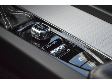 Volvo XC60 T5 R-Design | Bowers & Wilkins | Panoramadak | Trekhaak | Stoel + Stuur Verwarmd | Camera | Dealer Onderhouden |