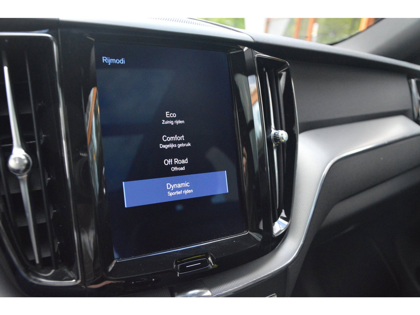 Volvo XC60 T5 R-Design | Bowers & Wilkins | Panoramadak | Trekhaak | Stoel + Stuur Verwarmd | Camera | Dealer Onderhouden |