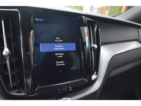 Volvo XC60 T5 R-Design | Bowers & Wilkins | Panoramadak | Trekhaak | Stoel + Stuur Verwarmd | Camera | Dealer Onderhouden |