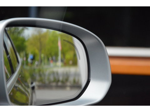 Volvo XC60 T5 R-Design | Bowers & Wilkins | Panoramadak | Trekhaak | Stoel + Stuur Verwarmd | Camera | Dealer Onderhouden |